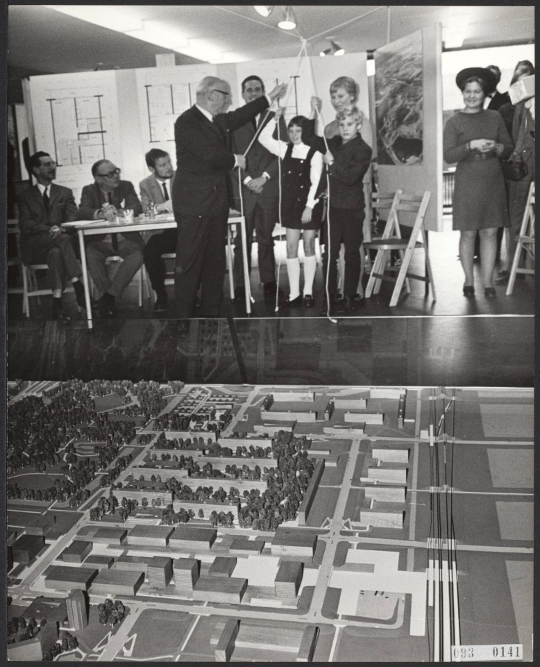 Opening voorlichtingscentrum Bijlmermeer door burgemeester Samkalden. Samen met , Bestanddeelnr 093-0141