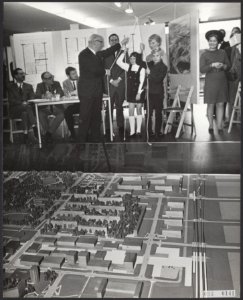 Opening voorlichtingscentrum Bijlmermeer door burgemeester Samkalden. Samen met , Bestanddeelnr 093-0141