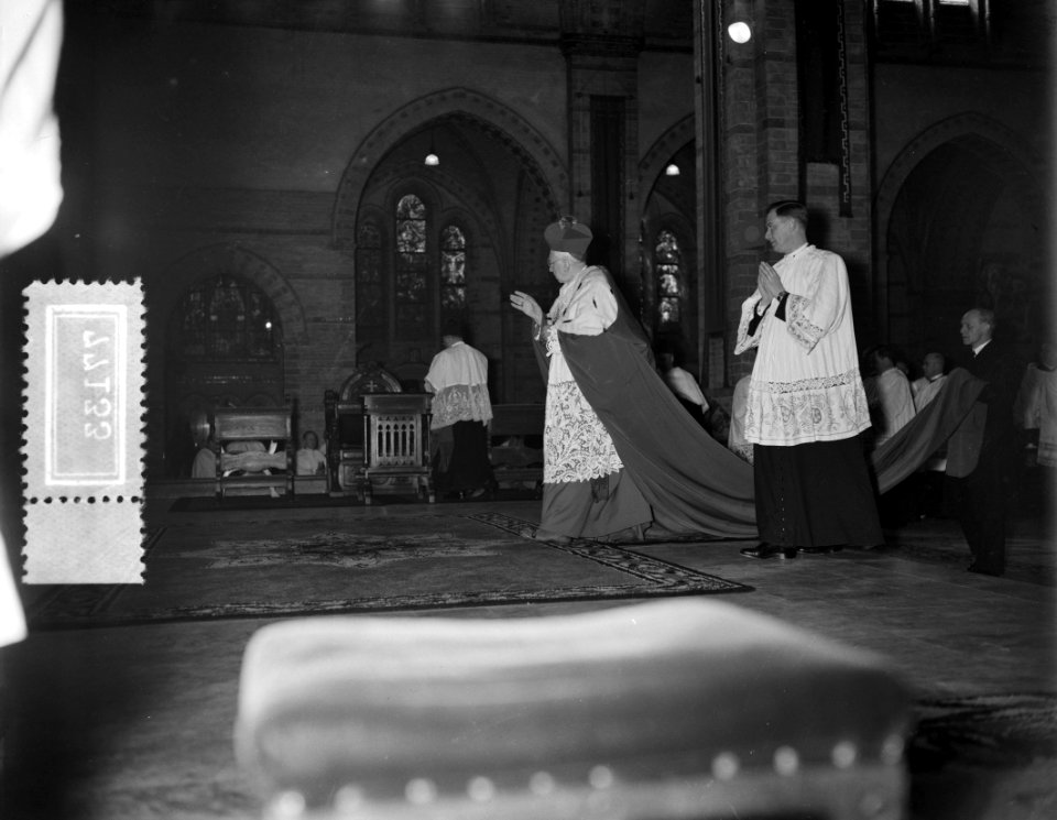Opdracht Maasbode. Priesters van Rotterdams diocees nemen afscheid van mgr. Meub, Bestanddeelnr 907-7133