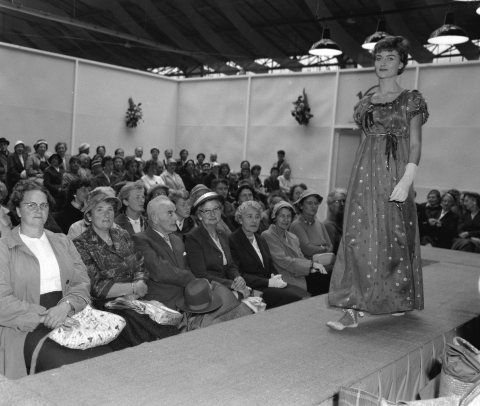 Opening damesbeurs van de Houtrusthal te Den Haag, Bestanddeelnr 909-8862
