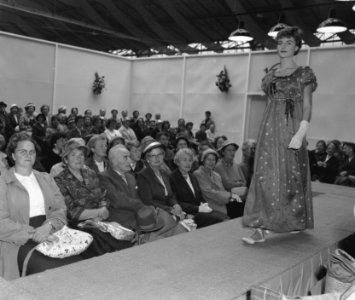 Opening damesbeurs van de Houtrusthal te Den Haag, Bestanddeelnr 909-8862
