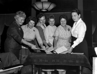 Opening Dames Danlon schaaktoernooi in Amsterdam, v.l.n.r. T. Roodzant, F. Heem…, Bestanddeelnr 910-7634