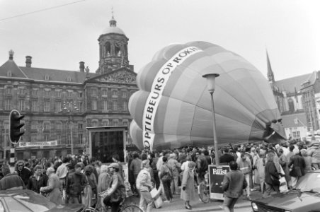 Opening Optiebeurs op Rokin luchtballon op de Dam, Bestanddeelnr 933-9427