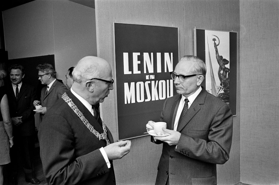 Opening van de fototentoonstelling 'Lenin in Moskou' in de Van Houweningenschool, Bestanddeelnr 923-6826