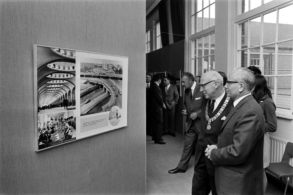 Opening van de fototentoonstelling 'Lenin in Moskou' in de Van Houweningenschool, Bestanddeelnr 923-6828