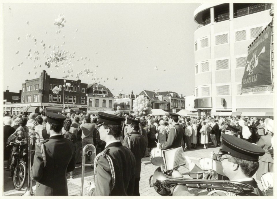 Opening van het kantorencomplex aan het Houtplein. NL-HlmNHA 54031702
