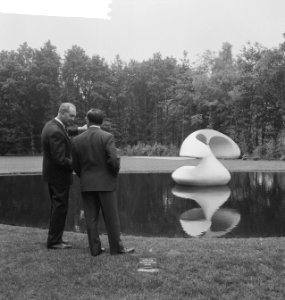 Opening beeldentuin Kroller Moller Museum Minister Cals en dr de Leeuw, Bestanddeelnr 912-5592