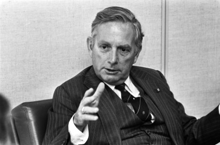 Opdracht Financieel Dagblad , minister Korthals Altes, Bestanddeelnr 933-4122
