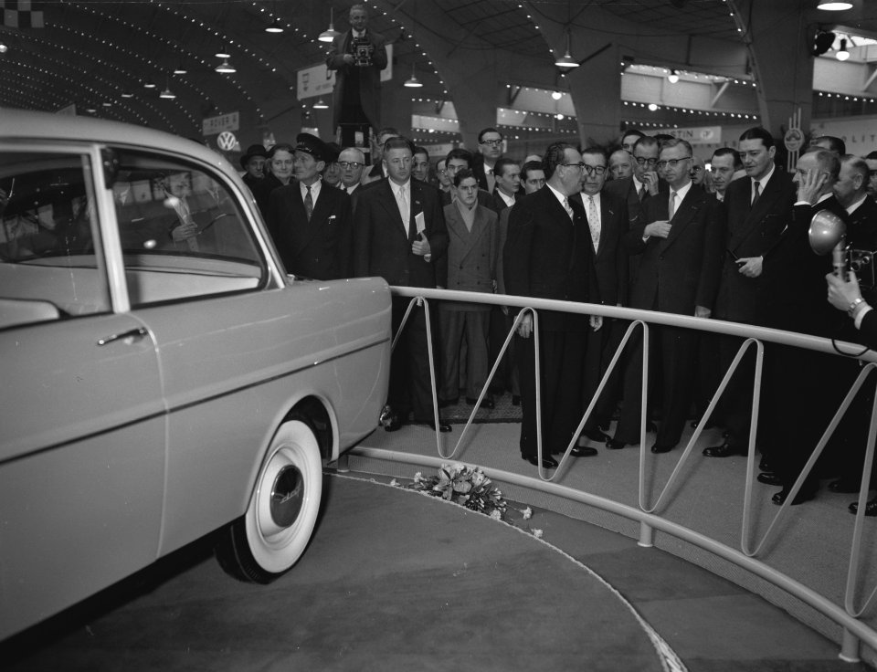 Opening autotentoonstelling in de RAI door Zijne Excellentie mr J Algera, Bestanddeelnr 909-3337