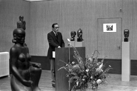 Opening van de herdenkingstentoonstelling galerie Mak van Waay over beeldend kun, Bestanddeelnr 925-7062