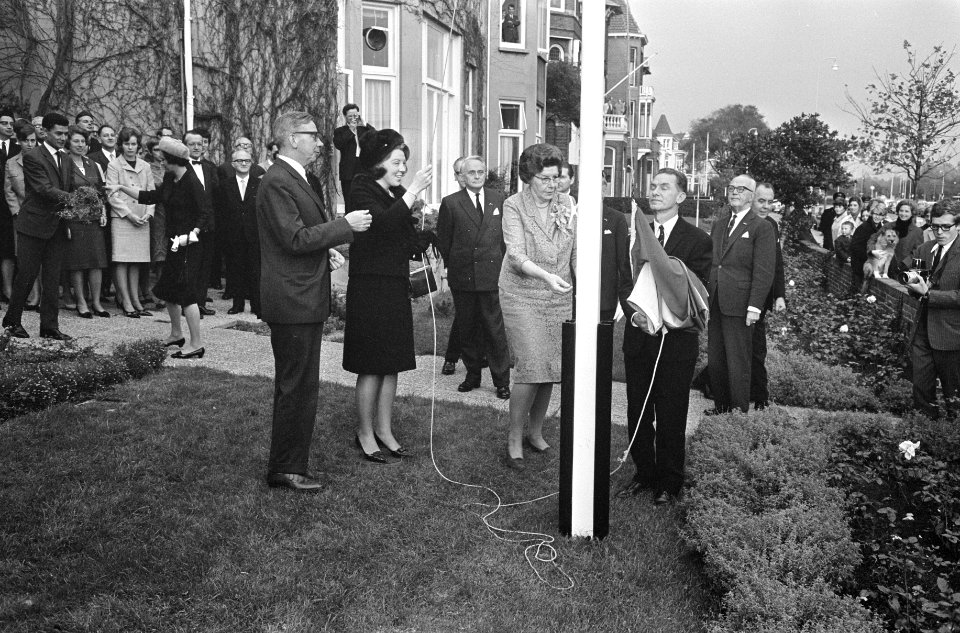 Openingen, prinsessen, vlaggen, Beatrix, prinses, Bestanddeelnr 919-7281