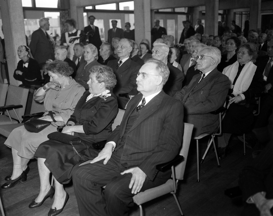Opening van het Willem Dreeshuis te Amsterdam Rechts vooraan dr W Drees, Bestanddeelnr 908-3036