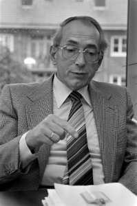 Opdracht Financieele Dagblad Arie Groenevelt , Industriebond FNV , koppen, Bestanddeelnr 932-2974