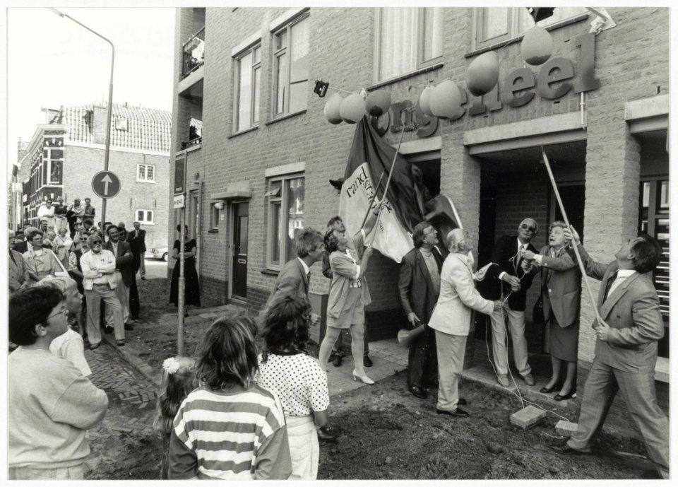 Opening van het Jongeneel-complex door burgemeester Elisabeth Schmitz aan de Brouwersvaarthoek Assendelverstraat., NL-HlmNHA 54034072