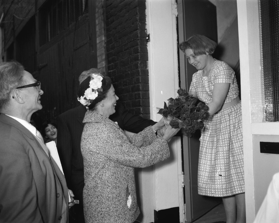 Opening van het Jeugdhonk De Oude Binnenstad door mevrouw Van Hall , de echtge, Bestanddeelnr 910-3288