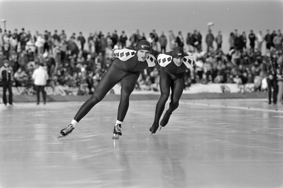 NK schaatsen in Alkmaar, kampioen Hilbert van der Duim op de 10 km tegen Emil Ho, Bestanddeelnr 933-2241