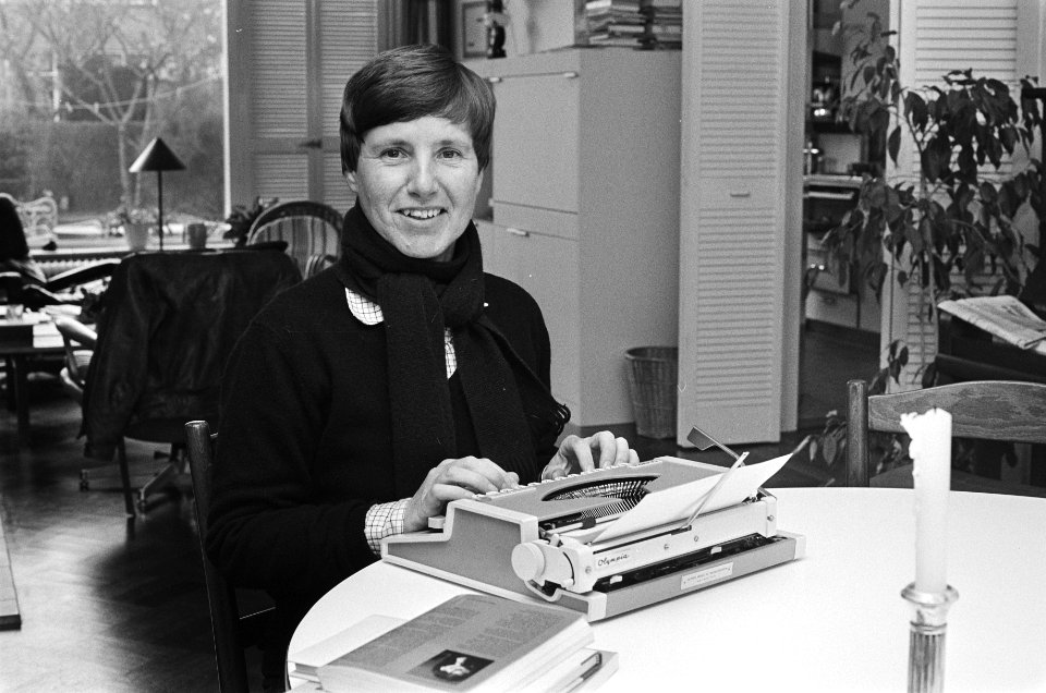 Opdracht Leeuwarder Courant Judy van Emmerik (schrijfster) achter typemachine, Bestanddeelnr 933-3070