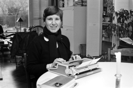 Opdracht Leeuwarder Courant Judy van Emmerik (schrijfster) achter typemachine, Bestanddeelnr 933-3070