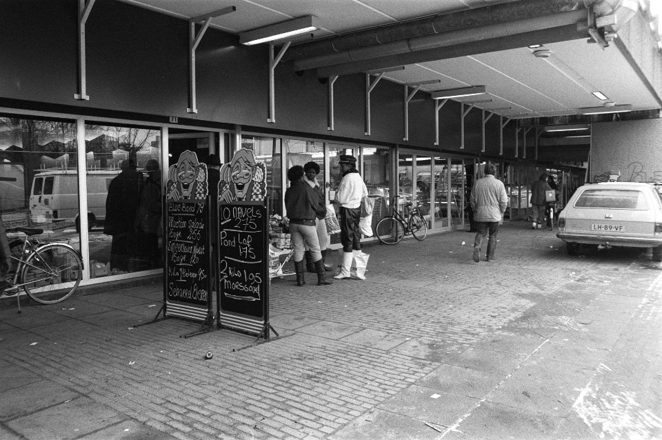 Opdracht Financieel Dagblad , winkelcentrum Ganzenhoef (Bijlmer), Bestanddeelnr 933-2178