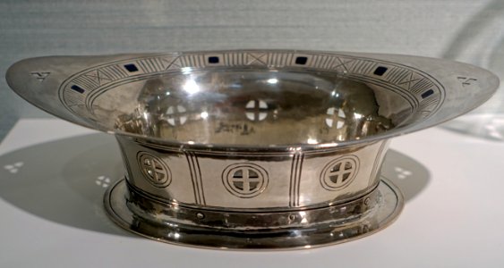 Openwork dish by Jan Eisenloeffel, Firmal C. J. Begeer, Utrecht, 1909, silver, enamel - Hessisches Landesmuseum Darmstadt - Darmstadt, Germany - DSC00780