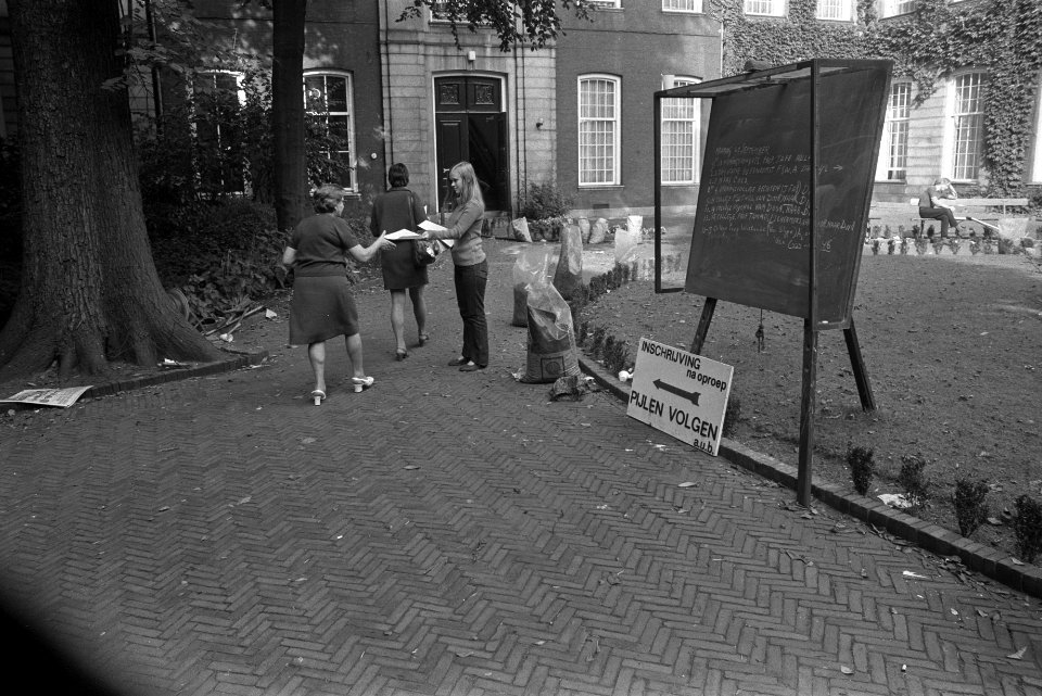 Opdracht Margriet, inschrijven studenten Universiteit Amsterdam, Oudemanhuispoor, Bestanddeelnr 924-9519
