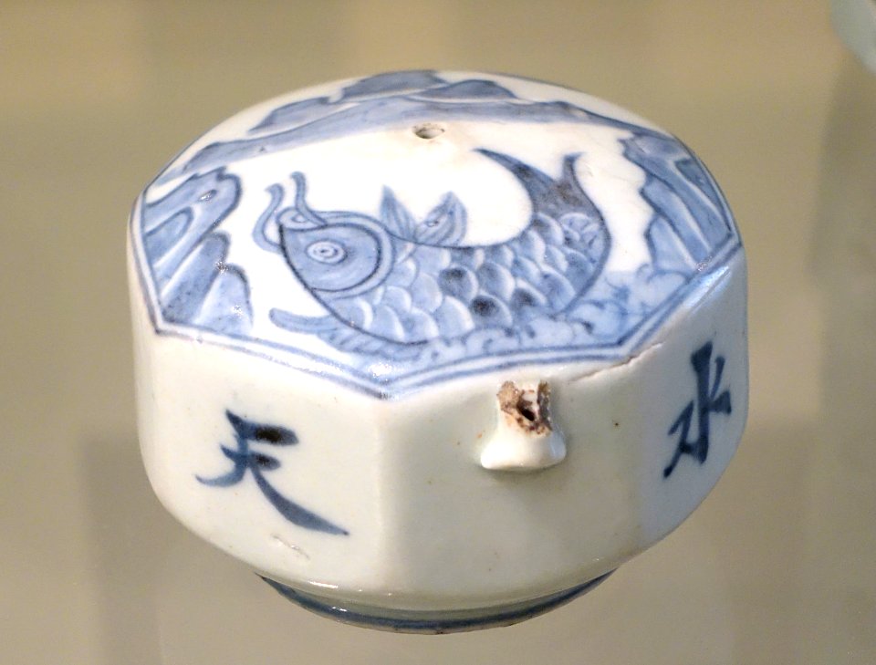 Octagonal water dropper, Korea, Joseon, probably 19th century AD, porcelain with underglaze blue - Östasiatiska museet, Stockholm - DSC09438