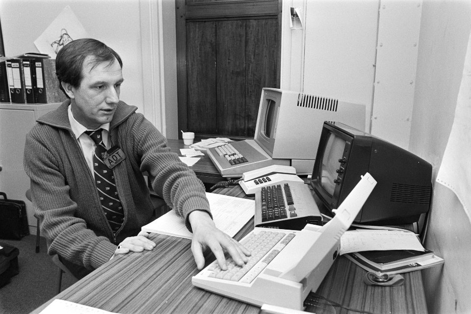Opdracht Financieel Dagblad , heer Dreesens achter de computer, Bestanddeelnr 933-2037