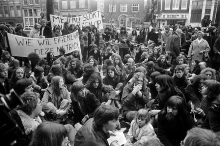 Nieuwmarktactiegroepen demonstreren tegen sloop demonstranten zitten op de weg , Bestanddeelnr 927-7901