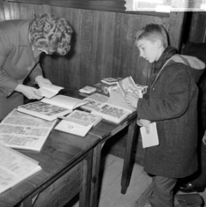 Nieuwjaarsruildag in de Koopmansbeurs te Amsterdam, een der verzamelaars die all, Bestanddeelnr 915-9375