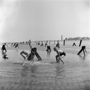 Noordwijk aan Zee, strandleven temidden van aspergeversperringen, Bestanddeelnr 900-4966