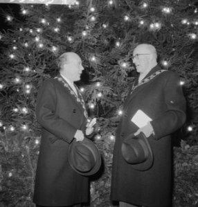 Noorse kerstboom in Rotterdam Burgemeester van Walsum en Brynjulf Bull , burgem, Bestanddeelnr 913-3169