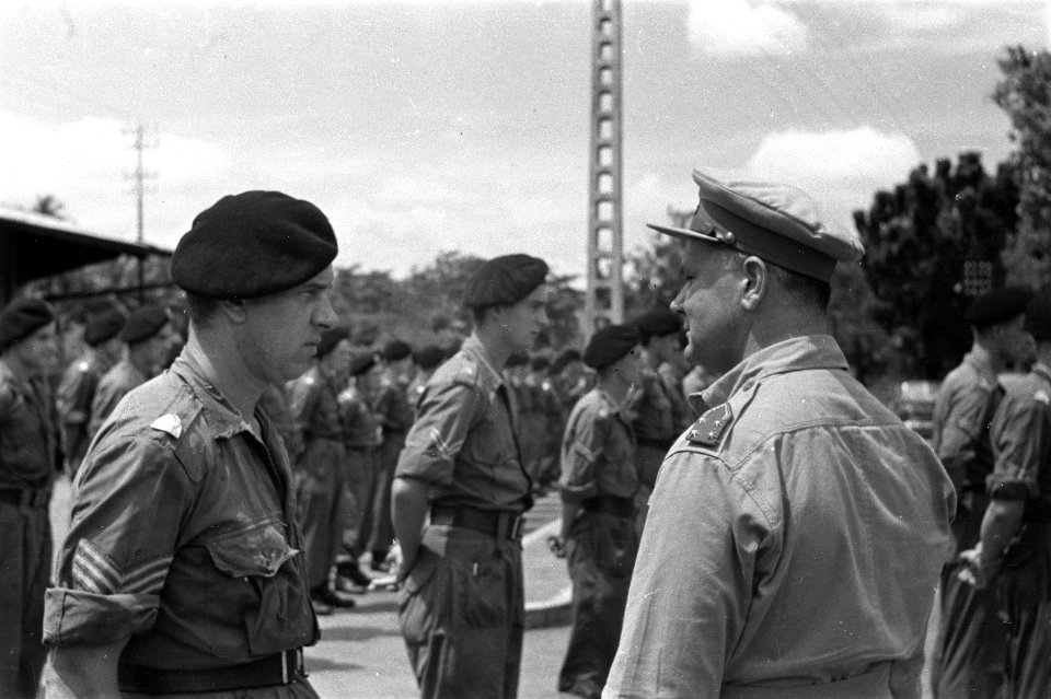 Padang. U-BrigadeGeneraal Kruls tijdens een inspectie in gesprek met een ser…, Bestanddeelnr 4920