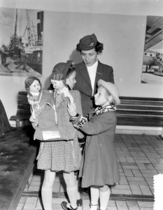 Noorse kinderen met poppen in rugzak, Bestanddeelnr 905-9407