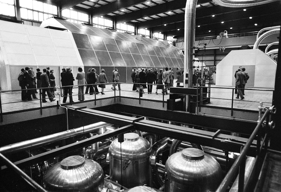 Overzicht van de nieuwe elektriciteitsfabriek met op de voorgrond een model van , Bestanddeelnr 930-5907