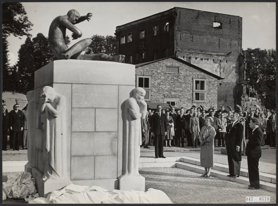 Onthulling oorlogsmonument in Arnhem door koningin Juliana ter herdenking van de, Bestanddeelnr 047-0578