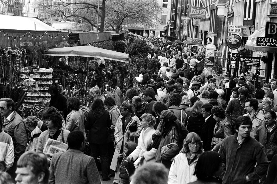 Paasdrukte in Amsterdam, drukte op de Bloemenmarkt op het Singel 18 april 1981, Bestanddeelnr 931-4382