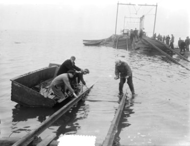 Overstroming spoordijkreparatie Moerdijkbrug. Persplaat werkzaamheden aan het sp, Bestanddeelnr 905-5600