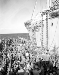 OWV-ers oorlogsvrijwilligers klimmen vanuit de LCT aan boord van de Boissevain, Bestanddeelnr 10250