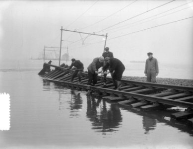 Overstroming spoordijkreparatie Moerdijkbrug. Bilsen verwijderen op kromme rails, Bestanddeelnr 905-5603