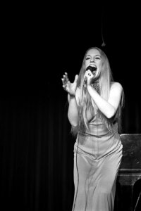 Nieuwste artiesten bij Phonogram, Lynn Carey van de groep Mama Lion, Bestanddeelnr 925-8725