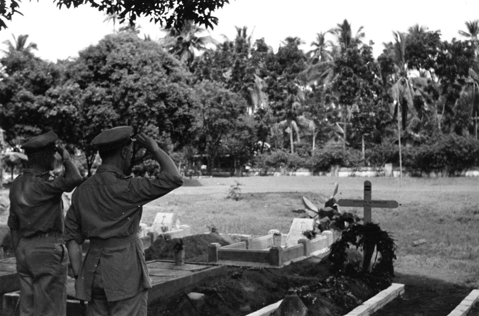Padang. U-Brigade Generaal Kruls en kolonel J.W. Sluyter op een ereveld of b…, Bestanddeelnr 4918