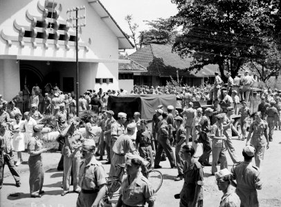 Padang De - huidige - Theresia kathedraal na de mis Militairen en burgers voo, Bestanddeelnr 13268