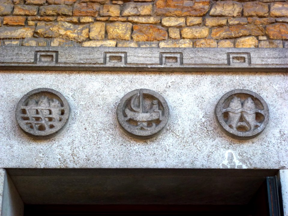 Nijmegen Molenstraatkerk reliefs in portiek (01)