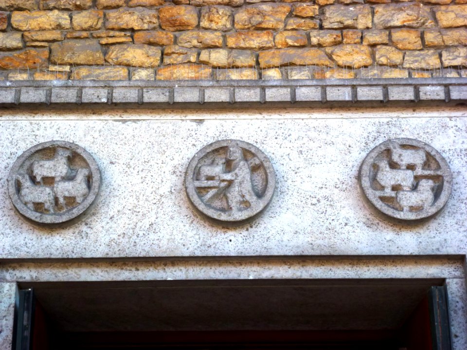 Nijmegen Molenstraatkerk reliefs in portiek (02)