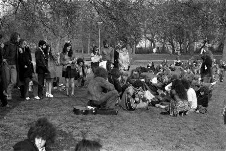Paasdrukte, hippies in Vondelpark, Bestanddeelnr 926-3626