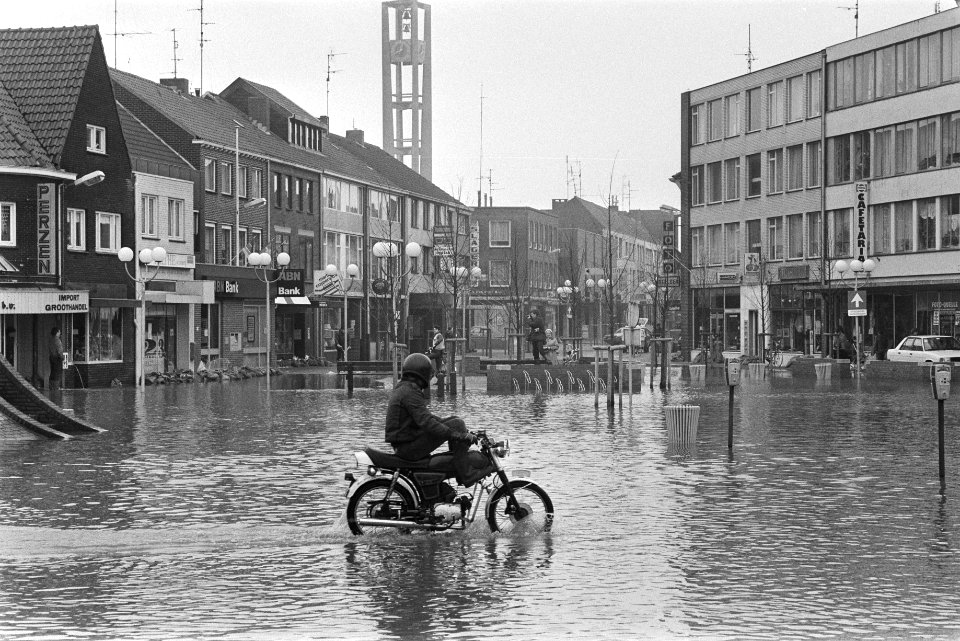 Overstromingen in Limburg, Venlo e.o. overstromingsplaatjes (met fietsen etc.), Bestanddeelnr 932-8652