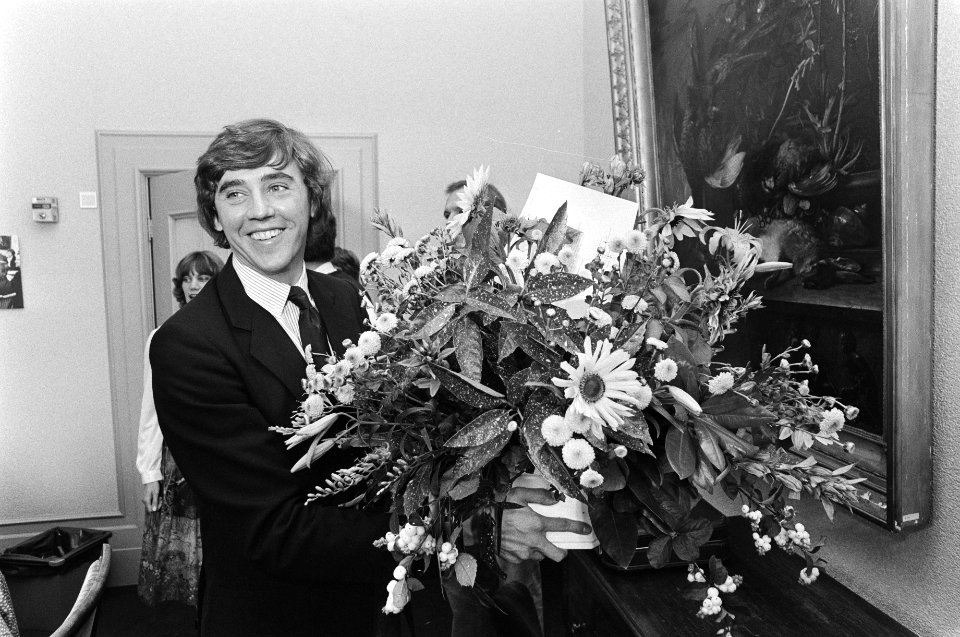 Nijpels (VVD) met boeket, Bestanddeelnr 932-3195