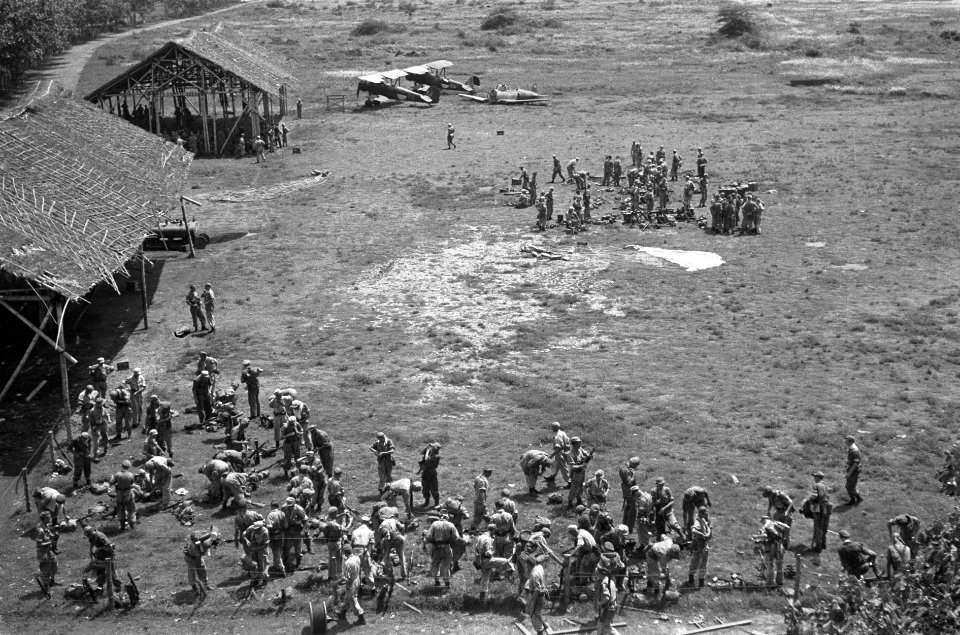 Overzicht van het vliegveld te Djokja vanuit de 'Control Tower', Bestanddeelnr 5128