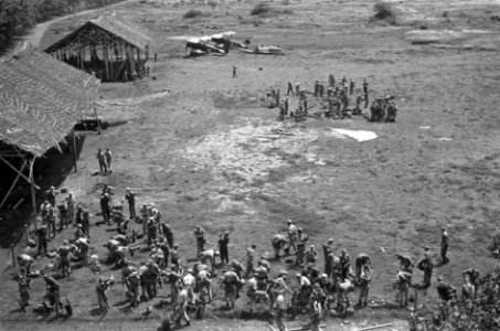 Overzicht van het vliegveld te Djokja vanuit de 'Control Tower', Bestanddeelnr 5128