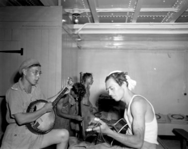 OWV-ers oorlogsvrijwilligers maken muziek op een gitaar en een banjo, Bestanddeelnr 10251